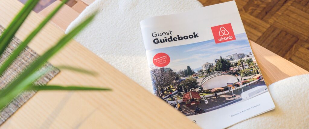 Guestbook z lokalu wynajmowanego za pośrednictwem Airbnb, nawiązuje do treści artykułu, którego głównym zagadnieniem jest podnajem bez zgody.